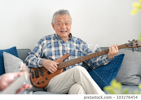 彈吉他的老人 103276454