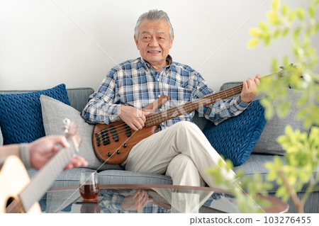 彈吉他的老人 103276455