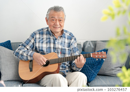 彈吉他的老人 103276457