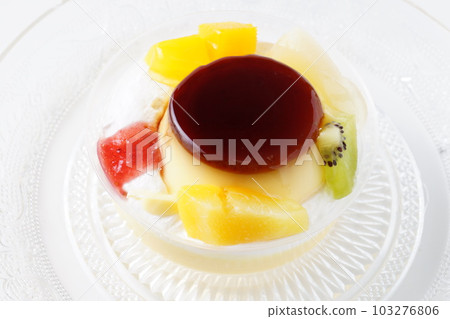 Delicious fruit pudding a la mode 103276806