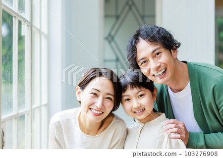 在客廳享受家庭聚會 在客廳享受家庭聚會 103276908