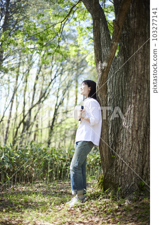 30 多歲的日本女性在初夏的森林中放鬆身心，享受森林浴 103277141