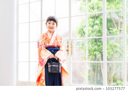 A girl in a hakama at a graduation ceremony Elementary school student 103277577