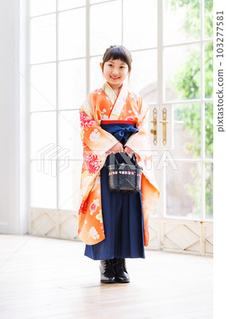 A girl in a hakama at a graduation ceremony Elementary school student 103277581