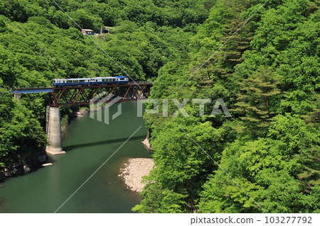 Aizu Railway/Oza Toro Observation Train Fresh green season 103277792