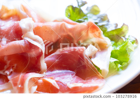 白色盤子裡的火腿 103278916