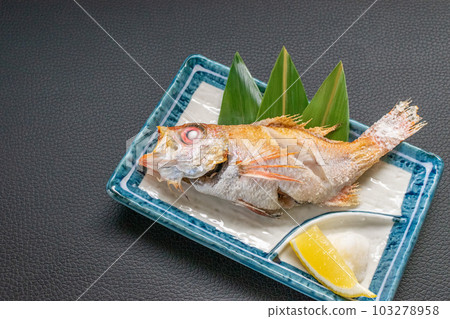 鹽烤的石斑魚 103278958