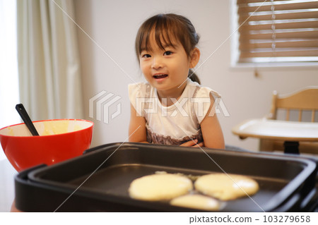 girl baking hot cakes 103279658