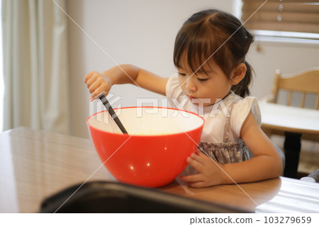 girl baking hot cakes 103279659