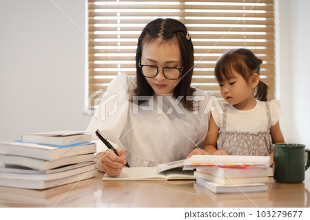 媽媽在家讀書 103279677