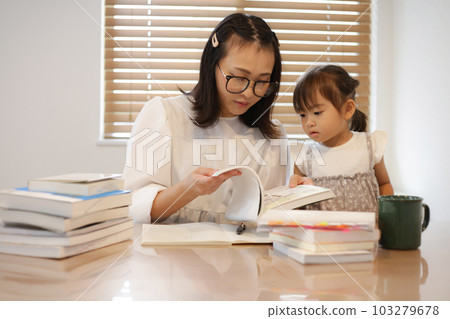 媽媽在家讀書 103279678