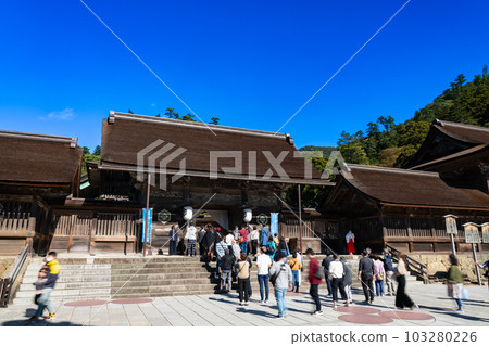 [Izumo no Kuni Ichinomiya] Izumo Taisha Shrine Hassokumon gate in clear autumn weather and worshipers in Kamiarizuki Izumo City, Shimane Prefecture 103280226