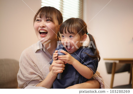 家長和孩子在家唱卡拉OK 家長和孩子在家唱卡拉OK 103280269