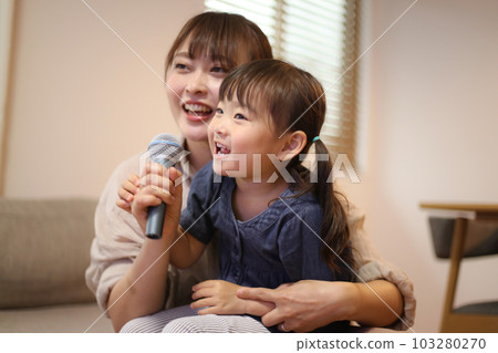家長和孩子在家唱卡拉OK 103280270