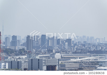 使用超長焦鏡頭從橫濱港未來的高處拍攝的風景,拍攝於東京市中心的方向 時間流逝 使用超長焦鏡頭從橫濱港未來的高處拍攝的風景,拍攝於東京市中心的方向 時間流逝 103280638