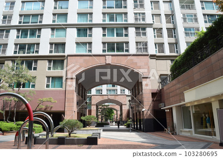 韓國首爾附近的豪華住宅區(Jeongja-dong, Bundang-gu, Seongnam-si) 韓國首爾附近的豪華住宅區(Jeongja-dong, Bundang-gu, Seongnam-si) 103280695