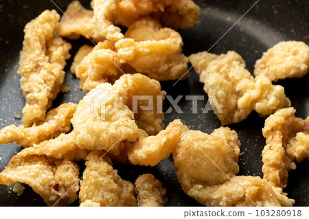 在煎鍋中重新加熱炸雞皮。 在煎鍋中重新加熱炸雞皮。 103280918