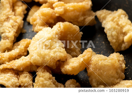 Reheat the fried chicken skin in a frying pan. Reheat the fried chicken skin in a frying pan. 103280919