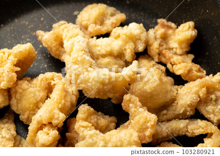 Reheat the fried chicken skin in a frying pan. 103280921