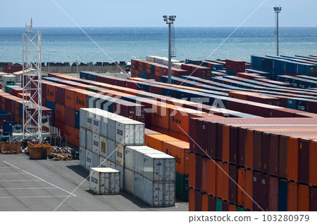 Containers in Port Reunion Est Containers in Port Reunion Est 103280979