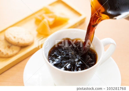 倒入熱咖啡 倒入熱咖啡 103281768