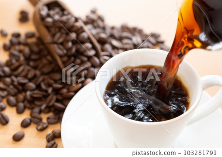 Pour hot coffee Pour hot coffee 103281791