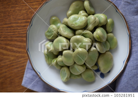 煮蠶豆，蠶豆，煮蠶豆，煮蠶豆在碗裡 103281951
