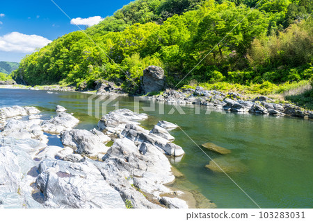 《埼玉縣》初夏的長瀞，新綠的石板路 103283031