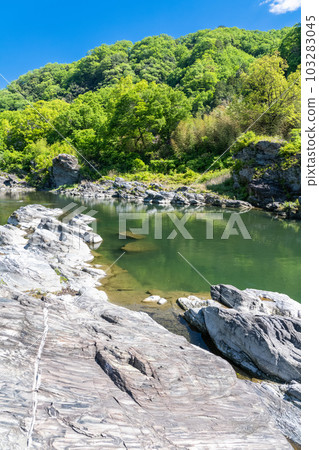 《埼玉縣》初夏的長瀞，新綠的石板路 103283045