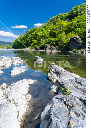 《埼玉縣》初夏的長瀞，新綠的石板路 103283053