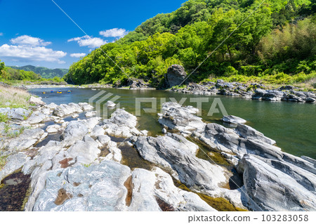 《埼玉縣》初夏的長瀞，新綠的石板路 103283058