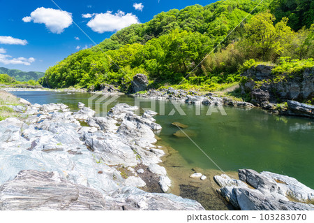 《Saitama Prefecture》 Nagatoro in early summer, fresh green rock pavement 103283070