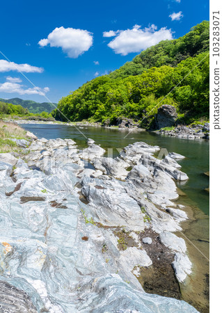 《埼玉縣》初夏的長瀞,新綠的石板路 《埼玉縣》初夏的長瀞,新綠的石板路 103283071