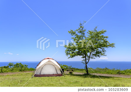 在公園搭個帳篷放鬆一下 103283609