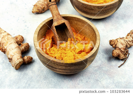 Turmeric root and condiment turmeric powder, medicine herb. Turmeric root and condiment turmeric powder, medicine herb. 103283644