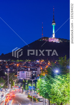 首爾燈火通明的 N 首爾塔和 Noksapyeong-daero 首爾燈火通明的 N 首爾塔和 Noksapyeong-daero 103284032