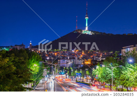 首爾燈火通明的 N 首爾塔和 Noksapyeong-daero 103284035