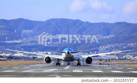 Takeoff and landing at Osaka Itami Airport 103285557