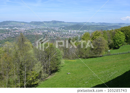 [Switzerland] Old Town of Bern seen from Gurten Mountain 103285743