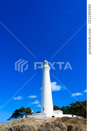 [Top 100 Lighthouses in the World] [Top 50 Lighthouses in Japan] Important Cultural Property Izumo Hinomisaki Lighthouse and Autumn Blue Sky 12 Izumo City, Shimane Prefecture 103286986