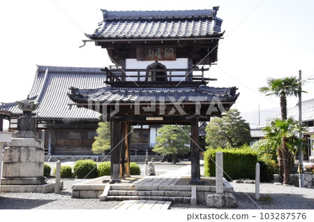 滋賀縣高島市宗拓寺三門、正殿和新綠 103287576