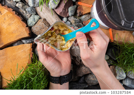 Tourist food in hand. Food in the package. Cooked freeze-dried food. Food for tourists and travelers. Cooked pasta. 103287584