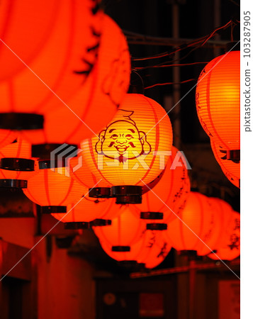 Osaka Kitashinchi red lanterns on Enraku-dori Osaka Kitashinchi red lanterns on Enraku-dori 103287905