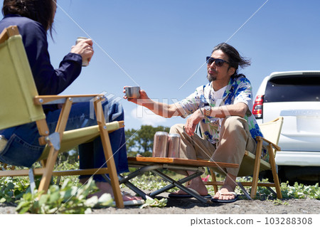 一對中年夫婦在戶外用椅子和桌子放鬆 103288308