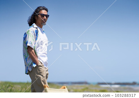 雙手插兜站著的中年男子畫像 103288317