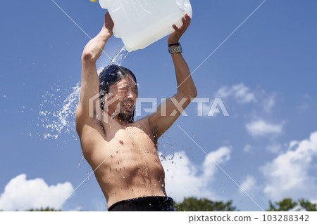 A man who bathes in a plastic tank instead of a shower 103288342