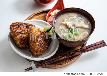 日式套餐，包含兩個烤飯糰和 Nyumen（味噌湯配舞茸、大蔥、炸豆腐和素面）。 103288583