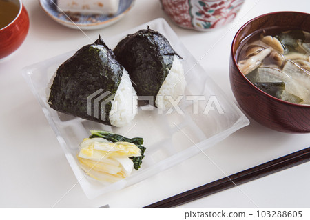 Miso soup with rice balls, shimeji mushrooms, radish and wakame seaweed Miso soup with rice balls, shimeji mushrooms, radish and wakame seaweed 103288605