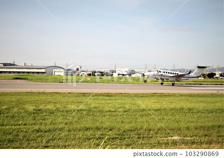 小飛機降落在機場 小飛機降落在機場 103290869
