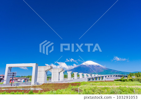 [Gotenba City, Shizuoka Prefecture] Bridge piers of Shin-Tomei Expressway under construction and Mt. Fuji 103291053